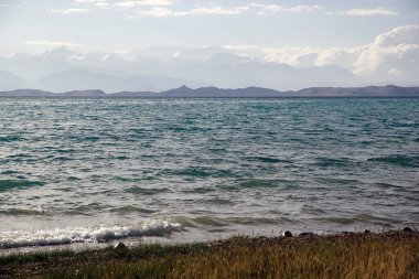 Tacikistan 'daki Pamir Dağları' ndaki Karakul Gölü. Göl ortalama deniz seviyesinden 3960 metre yükseklikte yer almaktadır.