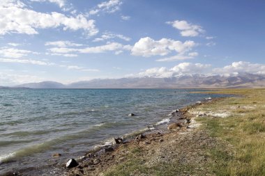 Tacikistan 'daki Pamir Dağları' ndaki Karakul Gölü. Göl ortalama deniz seviyesinden 3960 metre yükseklikte yer almaktadır.