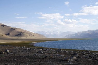 Tacikistan 'daki Pamir Dağları' ndaki Karakul Gölü. Göl ortalama deniz seviyesinden 3960 metre yükseklikte yer almaktadır.