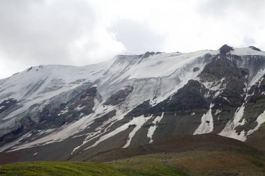 Kırgızistan 'daki Pamir Dağları' ndaki Lenin Tepesi eteğindeki buzullarda. Lenin Tepesi Tacikistan-Kırgızistan sınırında 7134 metre yükseliyor.