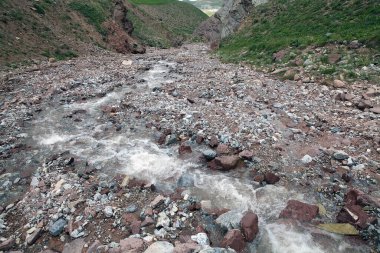 Kırgızistan 'daki Pamir Dağları' ndaki Lenin Tepesi eteklerinde akarsu. Lenin Tepesi Tacikistan-Kırgızistan sınırında 7134 metre yükseliyor.