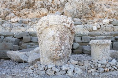 Türkiye 'nin güneyindeki Nemrut Dağı' nın doğu terasında tahtlar. Nemrut Dağı, MÖ 1. yüzyıldan kalma bir kraliyet mezarı olduğu düşünülen bir takım büyük heykellerin dikildiği zirve için dikkat çekicidir.. 