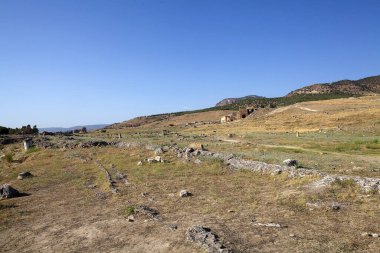 Türkiye 'nin güneybatısındaki Pamukkale' deki Hierapolis arkeolojik sahasının bir parçası. Bölge termal kaynak suyunun akışından kalan karbonat mineraliyle ünlüdür. Yunanistan 'ın Hierapolis kenti travertin oluşumunun üzerine inşa edildi