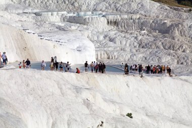 Pamukkale, Türkçe pamuk kale anlamına gelen Türkiye 'nin güneybatısında doğal bir alandır. Bu bölge termal kaynak suyunun akışından kalan karbonat mineraliyle ünlüdür.
