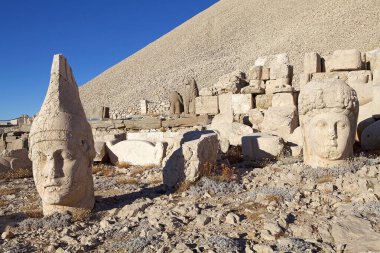 Türkiye 'nin güneyindeki Nemrut Dağı' nın batı terasında bulunan Antiochus ve Tyche 'nin başı, MÖ 1. yüzyıldan kalma olduğu varsayılan bir kraliyet mezarının etrafına bir takım büyük heykellerin dikildiği zirvede dikkat çekiyor. UNESCO olarak belirlendi. 