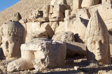 Türkiye 'nin güneyindeki Nemrut Dağı' nın batı terasındaki heykel başı, MÖ 1. yüzyıldan kalma olduğu düşünülen kraliyet mezarının etrafına bir takım büyük heykellerin dikildiği zirvede dikkat çekiyor. UNESCO Dünya Mirası olarak belirlendi