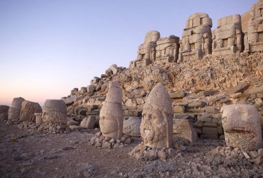 Şafak vakti Türkiye 'nin güneyindeki Nemrut Dağı' nın doğu terasına doğru devasa bir yol alıyor. Nemrut Dağı, MÖ 1. yüzyıldan kalma olduğu düşünülen kraliyet mezarının etrafına bir takım büyük heykellerin dikildiği zirve ile dikkat çekiyor. Bu belirtilmişti.