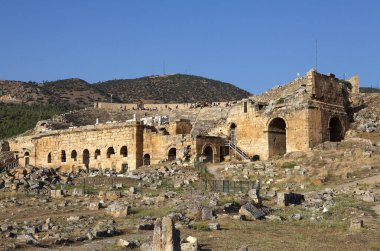 Türkiye 'nin güneybatısındaki Pamukkale' deki Hierapolis arkeoloji sahasındaki tiyatro. Bölge termal kaynak suyunun akışından kalan karbonat mineraliyle ünlüdür. Yunanistan 'ın Hierapolis kenti travertin oluşumunun üzerine inşa edildi