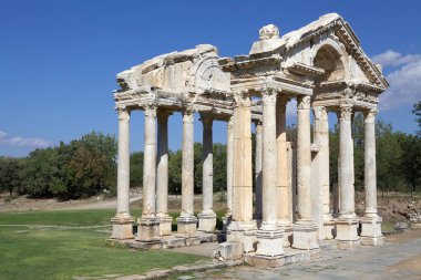 Anadolu 'daki antik bir Roma kenti olan Aphrodisias' taki Tetrapylon. Batı Asya 'nın tarihi Caria kültürel bölgesinde, şimdiki Anadolu' da bir Roma şehriydi.