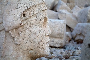 Türkiye 'nin güneyindeki Nemrut Dağı' nın batı terasında şafakta Antiochus 'un başı. Nemrut Dağı, MÖ 1. yüzyıldan kalma olduğu düşünülen kraliyet mezarının etrafına bir takım büyük heykellerin dikildiği zirve ile dikkat çekiyor. Bu belirtilmişti.