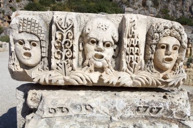 Taş, bugün Türkiye 'nin Demre kasabasının bulunduğu Lycia' nın antik bir kasabası olan Myra 'ya bakıyor. Myra wa, Myros nehrinde Lycian tarafından kuruldu..