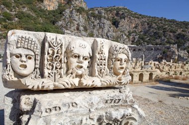 Taş, bugün Türkiye 'nin Demre kasabasının bulunduğu Lycia' nın antik bir kasabası olan Myra 'ya bakıyor. Myra wa, Myros nehrinde Lycian tarafından kuruldu..