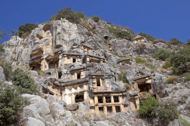 Bugün Türkiye 'nin Demre kasabasının bulunduğu Lycia' nın antik bir kasabası olan Myra 'da kaya kesimi mezarlar. Myra wa, Myros nehrinde Lycian tarafından kuruldu..