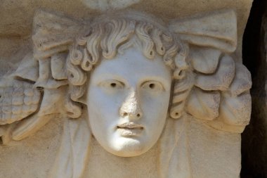 Türkiye 'nin Anadolu kentindeki antik bir Roma kenti olan Aphrodisias' taki Roma Tiyatrosu 'nun taş başı. Atletik etkinlikler için kullanılıyordu.