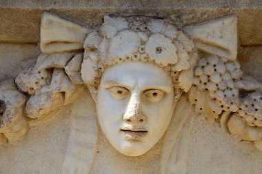 Türkiye 'nin Anadolu kentindeki antik bir Roma kenti olan Aphrodisias' taki Roma Tiyatrosu 'nun taş başı. Atletik etkinlikler için kullanılıyordu.