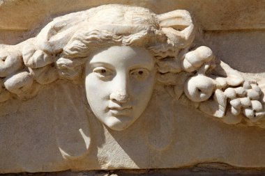Türkiye 'nin Anadolu kentindeki antik bir Roma kenti olan Aphrodisias' taki Roma Tiyatrosu 'nun taş başı. Atletik etkinlikler için kullanılıyordu.