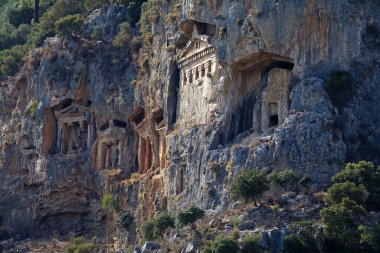 Myra 'nın taş mezarları, Türkiye. Myra, Lycia 'da bir şehirdi. Bölgede küçük bir Türk kasabası olan Demre var.