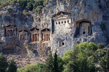 Myra 'nın taş mezarları, Türkiye. Myra, Lycia 'da bir şehirdi. Bölgede küçük bir Türk kasabası olan Demre var.