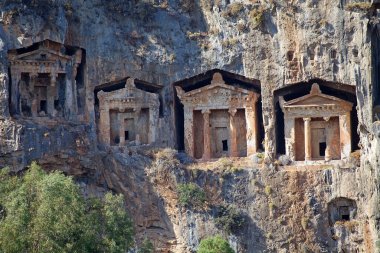 Myra 'nın taş mezarları, Türkiye. Myra, Lycia 'da bir şehirdi. Bölgede küçük bir Türk kasabası olan Demre var.