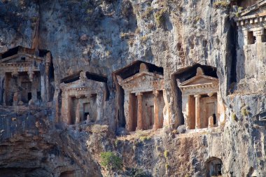 Myra 'nın taş mezarları, Türkiye. Myra, Lycia 'da bir şehirdi. Bölgede küçük bir Türk kasabası olan Demre var.