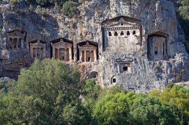 Myra 'nın taş mezarları, Türkiye. Myra, Lycia 'da bir şehirdi. Bölgede küçük bir Türk kasabası olan Demre var.