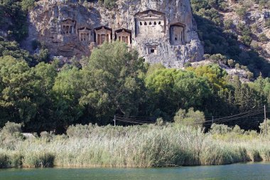 Myra 'nın taş mezarları, Türkiye. Myra, Lycia 'da bir şehirdi. Bölgede küçük bir Türk kasabası olan Demre var.