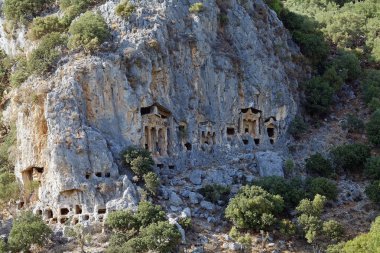 Myra 'nın taş mezarları, Türkiye. Myra, Lycia 'da bir şehirdi. Bölgede küçük bir Türk kasabası olan Demre var.