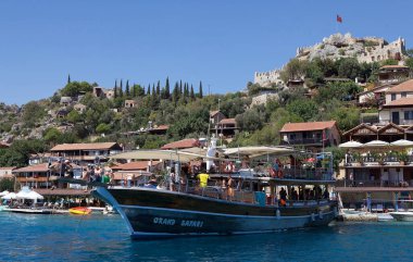 Güneyden Kalekoy sen köyündeki turist botu, Türkiye 'nin merkezinde Bizans şatosu bulunuyor. Kalekoy Akdeniz 'de bir köydür.