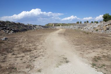 Perge 'deki stadyum, Türkiye' nin güneybatı Akdeniz kıyısındaki Antalya ilinde yer alıyor. Perge eski bir Lycia yerleşim yeriydi.