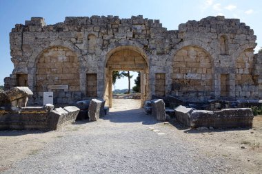 Türkiye 'nin güneybatısındaki Antalya ilinde yer alan antik Perge kentindeki Roma Kapısı. Perge eski bir Lycia yerleşim yeriydi.