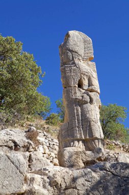 Güneydoğu Türkiye 'de Tanrı Apollo ile kırılan ikinci çelik. Çelik üzerinde tasvir edilen sahne Tanrı Apollo ile Kral Antiochus 'un tokalaşmasıydı.
