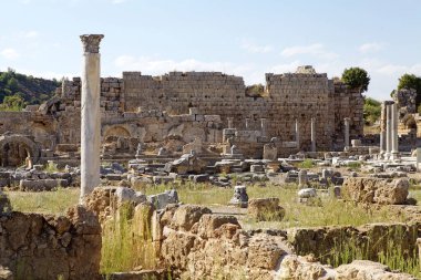 Türkiye 'nin güneybatısındaki Antalya ilinde yer alan antik Perge kentindeki Agora. Perge eski bir Lycia yerleşim yeriydi. 