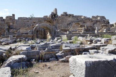 Şu anda Türkiye 'nin güneybatı Akdeniz kıyısındaki Antalya ilinde yer alan antik Perge kentinde, periler için bir anıt olan nemfoman. Perge eski bir Lycia yerleşim yeriydi. 