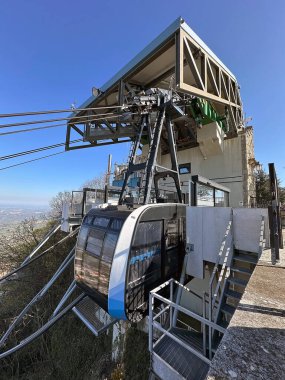 San Marino, Avrupa 'da Borgo Maggior' a bakan bir Cablecar. Funivia di San Marino, Borgo Maggiore 'daki bir alt terminali San Marino kentindeki üst istasyona bağlayan bir hava kablecar sistemidir.