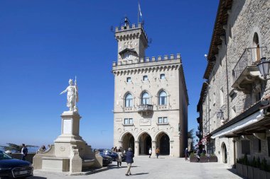 Palazzo Pubblico koltuğu, San Marino, Avrupa hükümeti. San Marino şehri Monte Titano 'nun tepesinde yer almaktadır.