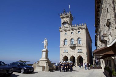 Palazzo Pubblico 'nun önündeki Kaya Muhafızları, San Marino, Avrupa hükümetinin koltuğundadır. San Marino şehri Monte Titano 'nun tepesinde yer almaktadır.