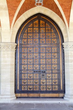 Palazzo Pubblico 'nun girişi, Avrupa' daki San Marino hükümetine aittir. San Marino şehri Monte Titano 'nun tepesinde yer almaktadır.
