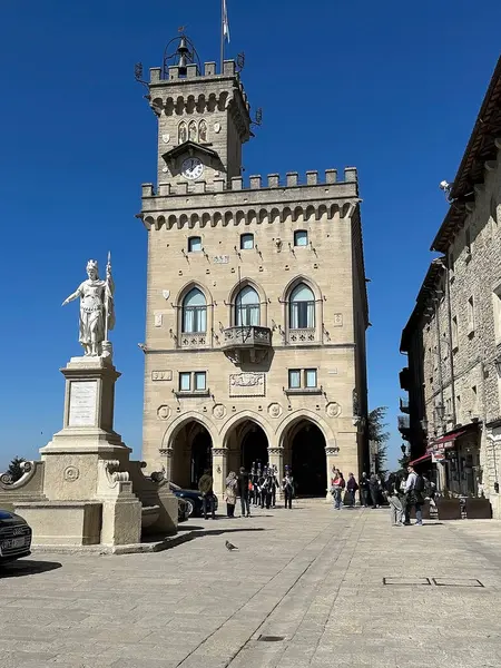 Palazzo Pubblico koltuğu, San Marino, Avrupa hükümeti. San Marino şehri Monte Titano 'nun tepesinde yer almaktadır.