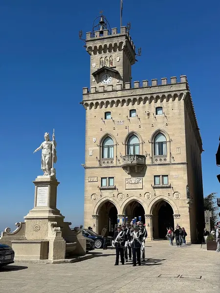 Palazzo Pubblico 'nun önündeki Kaya Muhafızları, San Marino, Avrupa hükümetinin koltuğundadır. San Marino şehri Monte Titano 'nun tepesinde yer almaktadır.