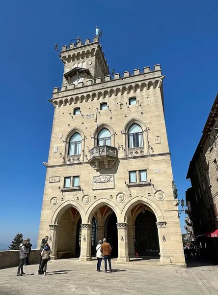 Palazzo Pubblico koltuğu, San Marino, Avrupa hükümeti. San Marino şehri Monte Titano 'nun tepesinde yer almaktadır.