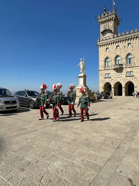Palazzo Pubblico 'nun önündeki Kaya Muhafızları, San Marino, Avrupa hükümetinin koltuğundadır. San Marino şehri Monte Titano 'nun tepesinde yer almaktadır.