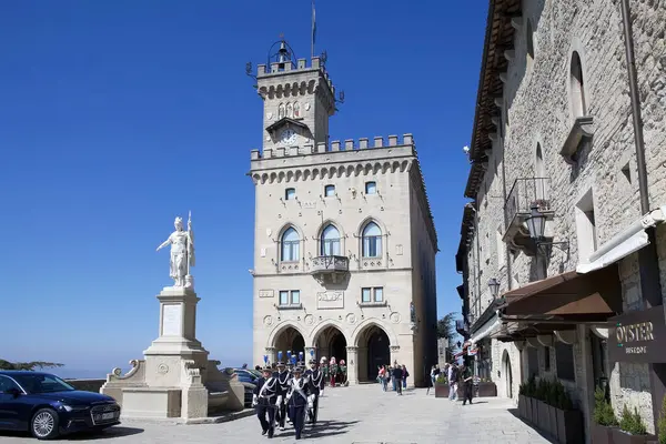 Palazzo Pubblico Sarayı, Avrupa 'nın San Marino şehrinde, Kaya Muhafızları ile birlikte. San Marino şehri Monte Titano 'nun tepesinde yer almaktadır.
