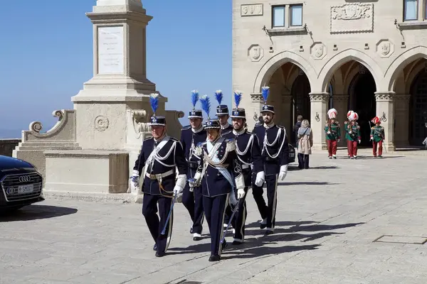 Palazzo Pubblico 'nun önündeki Kaya Muhafızları, San Marino, Avrupa hükümetinin koltuğundadır. San Marino şehri Monte Titano 'nun tepesinde yer almaktadır.