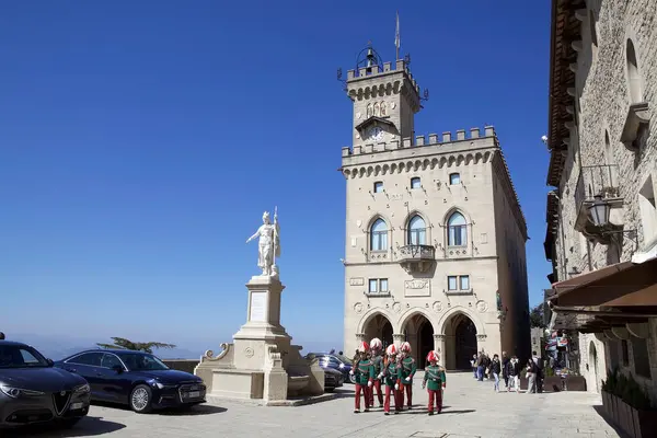 Palazzo Pubblico Sarayı, Avrupa 'nın San Marino şehrinde, Kaya Muhafızları ile birlikte. San Marino şehri Monte Titano 'nun tepesinde yer almaktadır.
