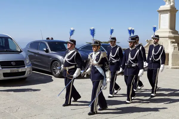 Palazzo Pubblico 'nun önündeki Kaya Muhafızları, San Marino, Avrupa hükümetinin koltuğundadır. San Marino şehri Monte Titano 'nun tepesinde yer almaktadır.
