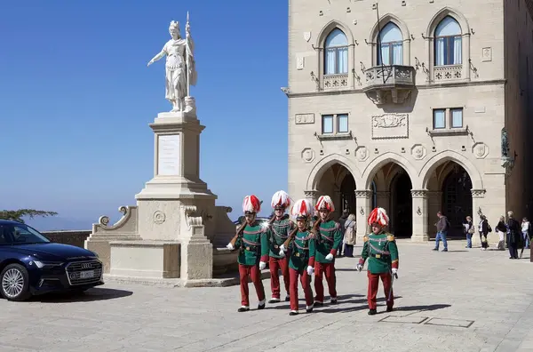 Palazzo Pubblico 'nun önündeki Kaya Muhafızları, San Marino, Avrupa hükümetinin koltuğundadır. San Marino şehri Monte Titano 'nun tepesinde yer almaktadır.