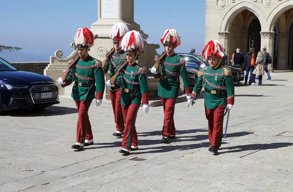 Palazzo Pubblico 'nun önündeki Kaya Muhafızları, San Marino, Avrupa hükümetinin koltuğundadır. San Marino şehri Monte Titano 'nun tepesinde yer almaktadır.