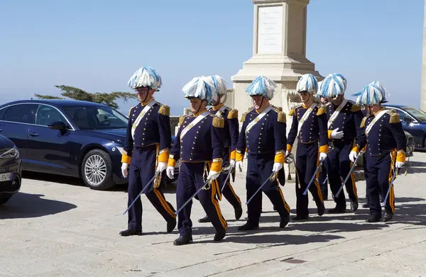 Palazzo Pubblico 'nun önündeki Kaya Muhafızları, San Marino, Avrupa hükümetinin koltuğundadır. San Marino şehri Monte Titano 'nun tepesinde yer almaktadır.