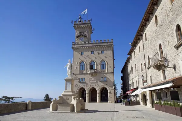 Palazzo Pubblico koltuğu, San Marino, Avrupa hükümeti. San Marino şehri Monte Titano 'nun tepesinde yer almaktadır.