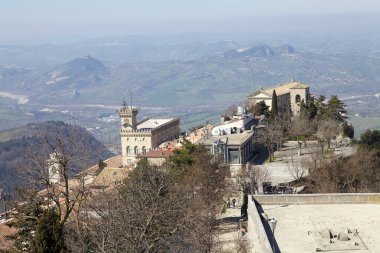 Palazzo Pubblico koltuğu San Marino hükümeti ve San Marino Bazilikası Guaita Kulesi manzaralı. San Marino şehri Monte Titano 'nun tepesinde yer almaktadır.
